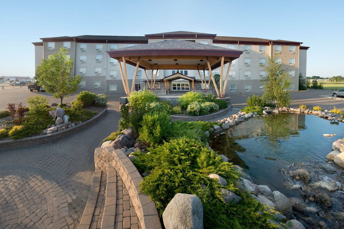 Gold Eagle Lodge — luxury hunting accommodations in Saskatchewan